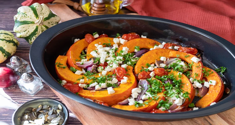 Gebackener Hokkaido-Kürbis mit Tomaten und Schafkäse